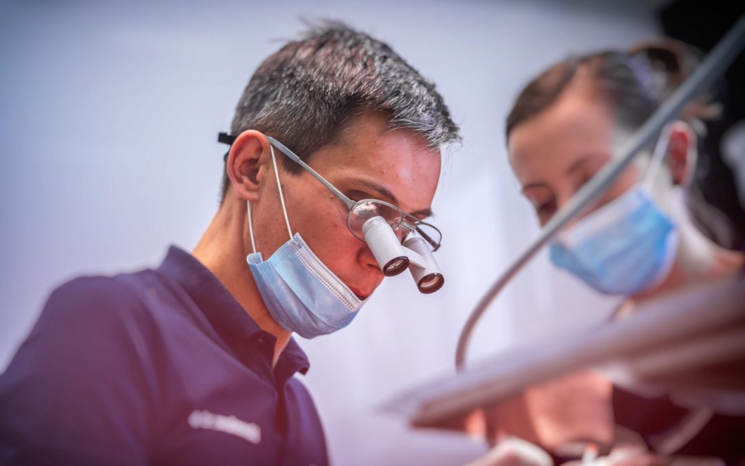 Ruszający się implant, korona czy śruba? Jak rozpoznać problem?